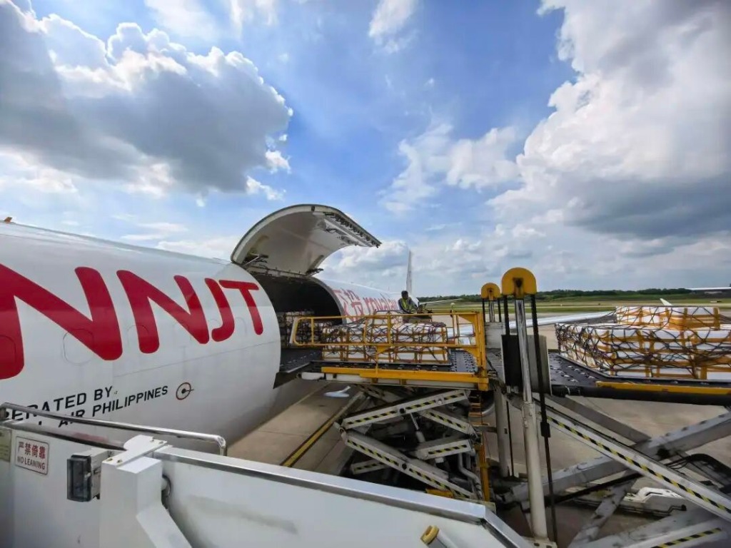 Cargo being loaded into Royal Air Philippines A321 freighter at Nanjing Lukou Airport