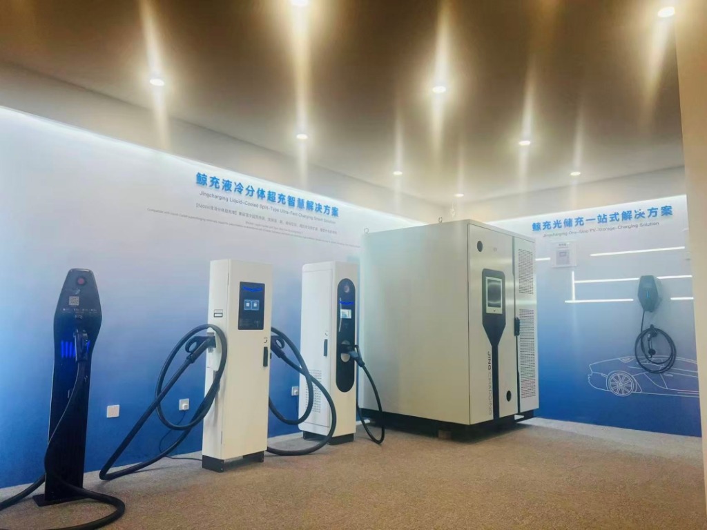 JING CHARGING liquid-cooled DC fast charger and energy storage cabinet in showroom