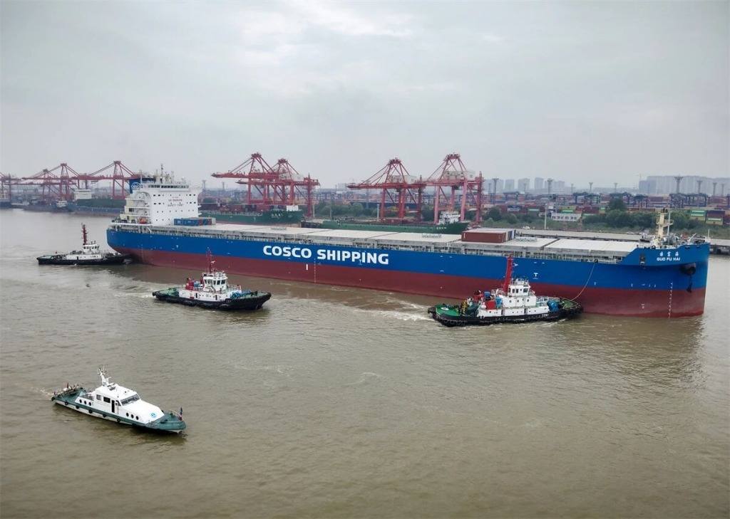 MV Guofuhai COSCO SHIPPING vessel with tugboats at Nanjing Port Longtan Terminal