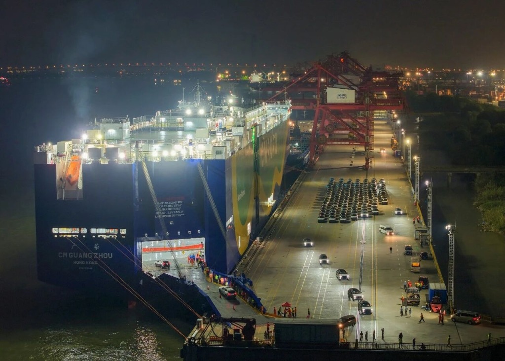 Night loading of new energy vehicles onto Guangrong at Nanjing Port